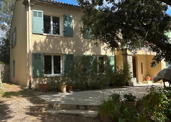 Chambre pour 2, au calme, proche du centre, avec un arrêt de bus au bas de la maison et climatisé